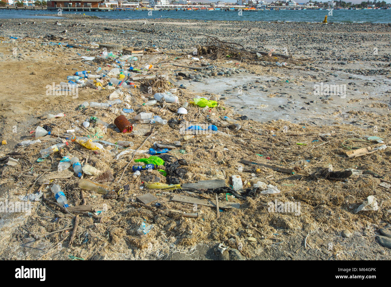 Verschmutzten Strand. Verschmutzte Küste mit Kunststoffen Stockfoto