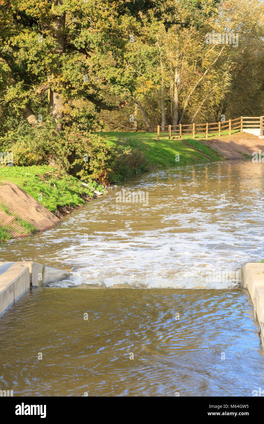 Die neue Teston Lock auf dem Fluss Medway in Teston in der Nähe von Maidstone, Kent, Großbritannien Stockfoto