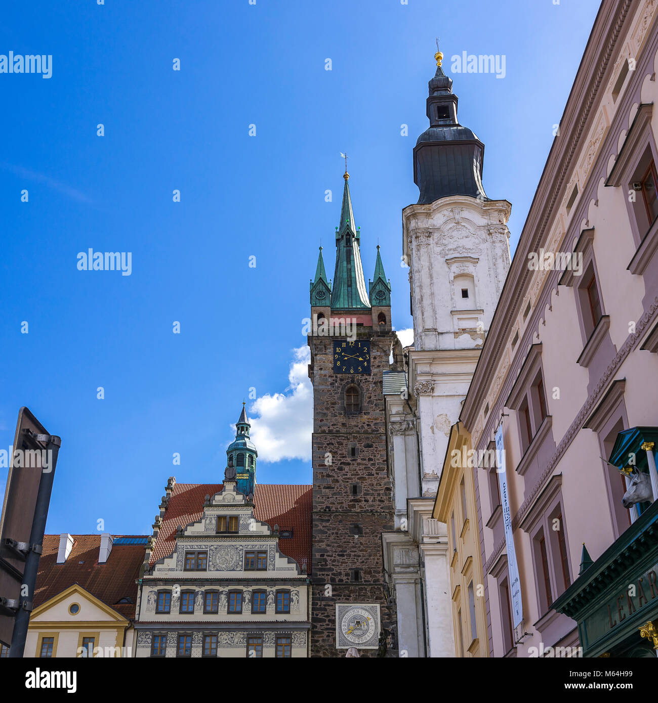 Klatovy, Tschechien - Türme und Zinnen und Türmchen von Alten Rathaus, Schwarzen Turm und Jesuitenkirche. Stockfoto