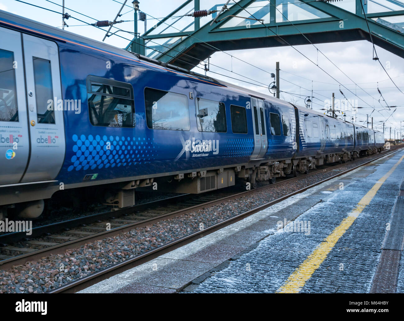 Nahaufnahme von ScotRail lokale S-Bahn am Bahnhof Drem im Winter mit Salz auf Bahnsteig, East Lothian, Schottland, Großbritannien Stockfoto