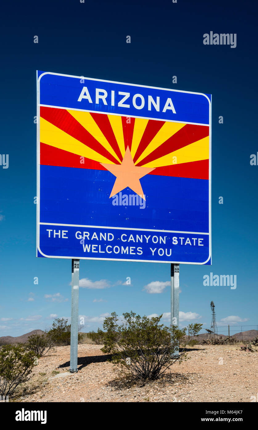 Auf der Interstate-10 Autobahn, Chihuahuan Wüste, Arizona, USA Willkommen Anmelden Stockfoto