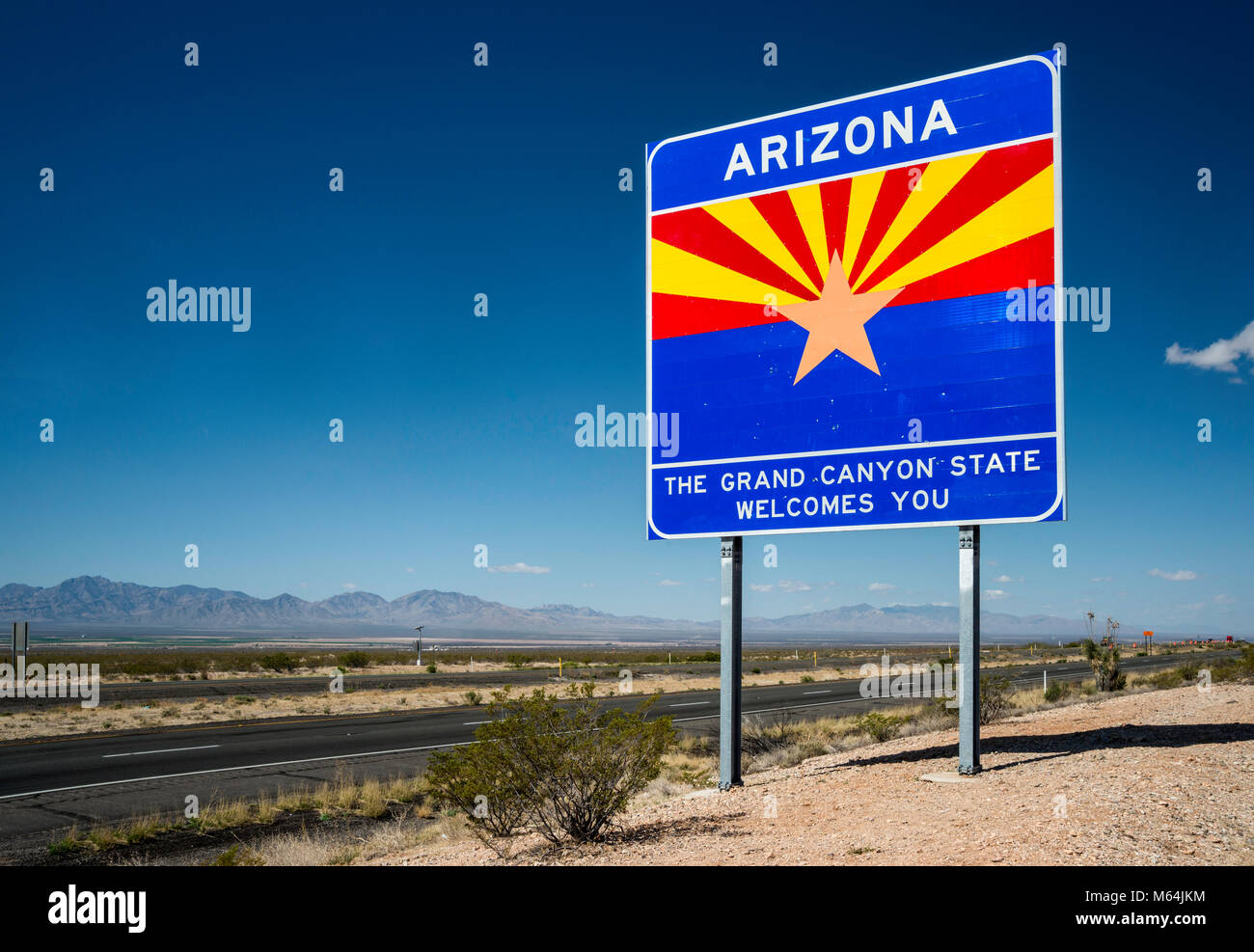 Auf der Interstate-10 Autobahn, Chihuahuan Wüste, Arizona, USA Willkommen Anmelden Stockfoto