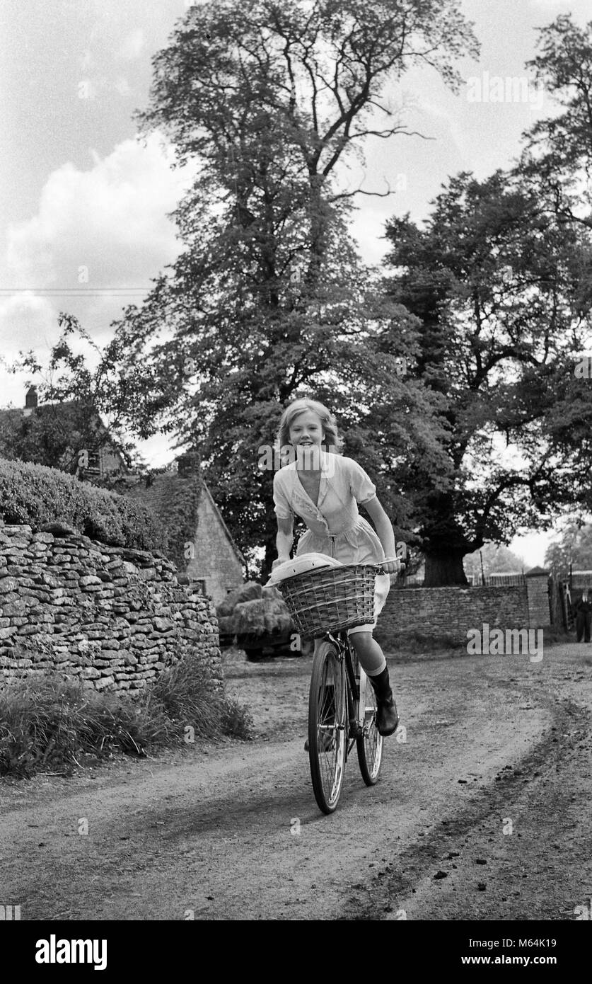 Schauspielerin Hayley Mills Radfahren während der Dreharbeiten von Sky West und Krumm, ein wenig Badminton, 1965. Stockfoto