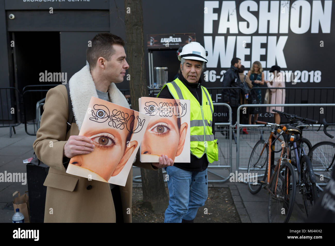 Kostenlose Zeitschriften mit Auge ist ein Modell, das auf dem Cover werden bereits am ersten Tag der London Fashion Week übergeben, am Strand, am 16. Februar 2018 in London, England, Stockfoto