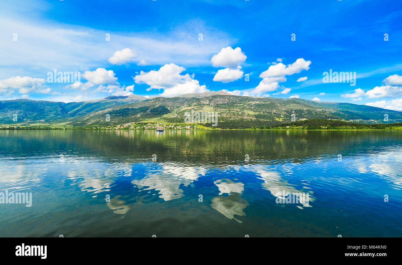 See Pamvotida Ioannina in der Region Epirus, Griechenland. Künstlerische Panoramablick mit natürlichen Spiegelbild im Wasser Stockfoto