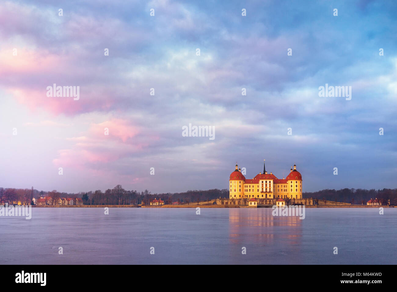 Schloss Moritzburg nach Sonnenaufgang im Winter, Deutschland Stockfoto