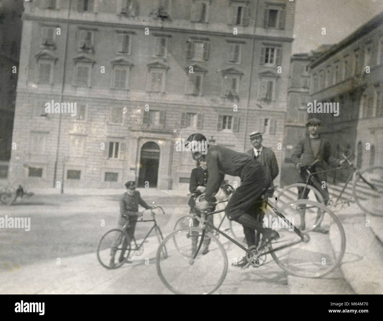 Absteigend das Treppenhaus mit dem Bike, Italien 1910 s Stockfoto