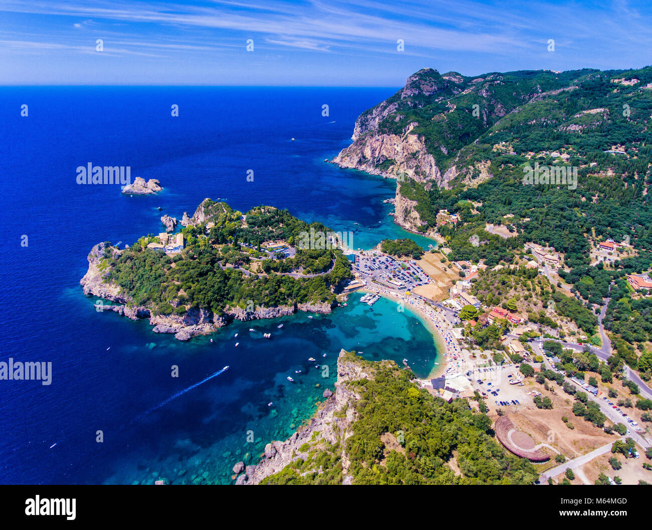 Paleokastrita Bucht und Klippen mit klarem, blauen Wasser, von oben gesehen. Wichtige Touristenattraktion auf der Insel Kerkyra, Korfu, Griechenland. Stockfoto