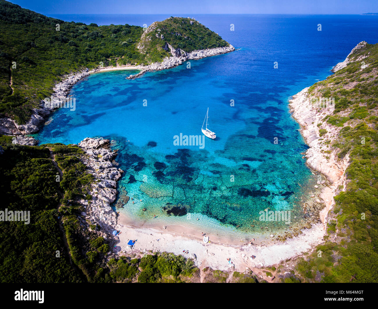 Porto Timoni, auf der versteckte Strände der Insel Korfu, auch Kerkyra, in der Nähe von Agios Giorgios Beach bekannt. Türkisblauen Wasser, Sommer Luftaufnahme von Dro Stockfoto