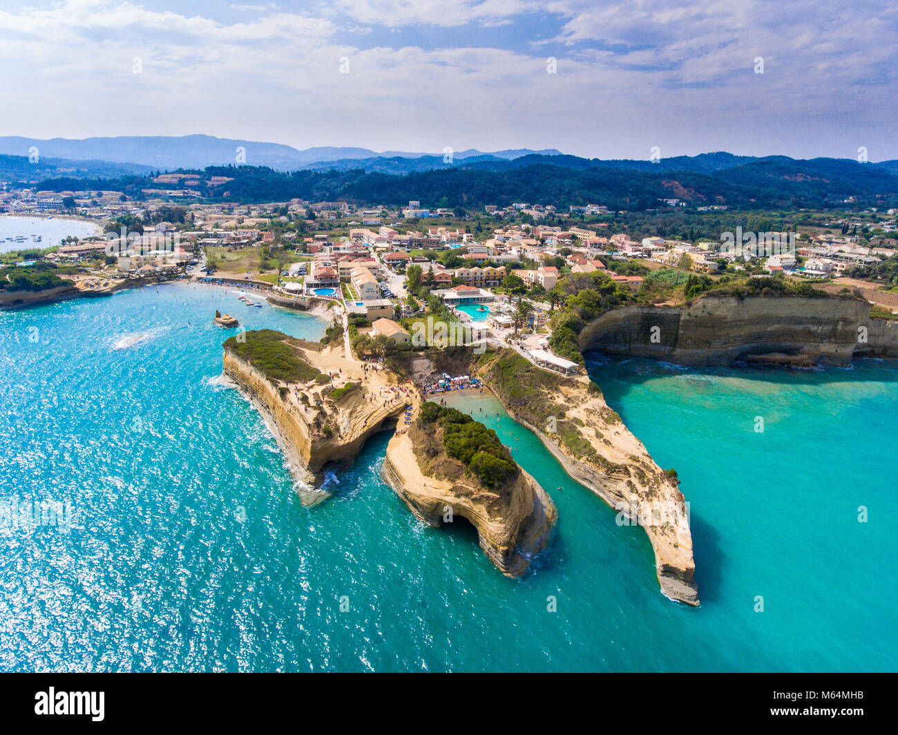 Canal d'Amour Strand in Sidari, Korfu, Griechenland. Die Menschen baden in der Sonne. Das Wasser türkisblau. Stockfoto