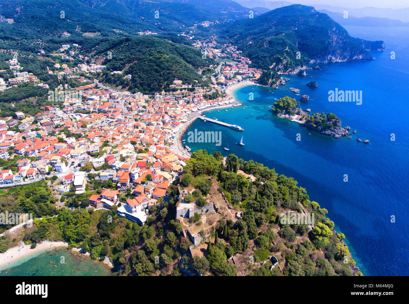 Parga Schloss und die alte Dorf von oben gesehen. Region Epirus, Griechenland. Luftbild. Stockfoto