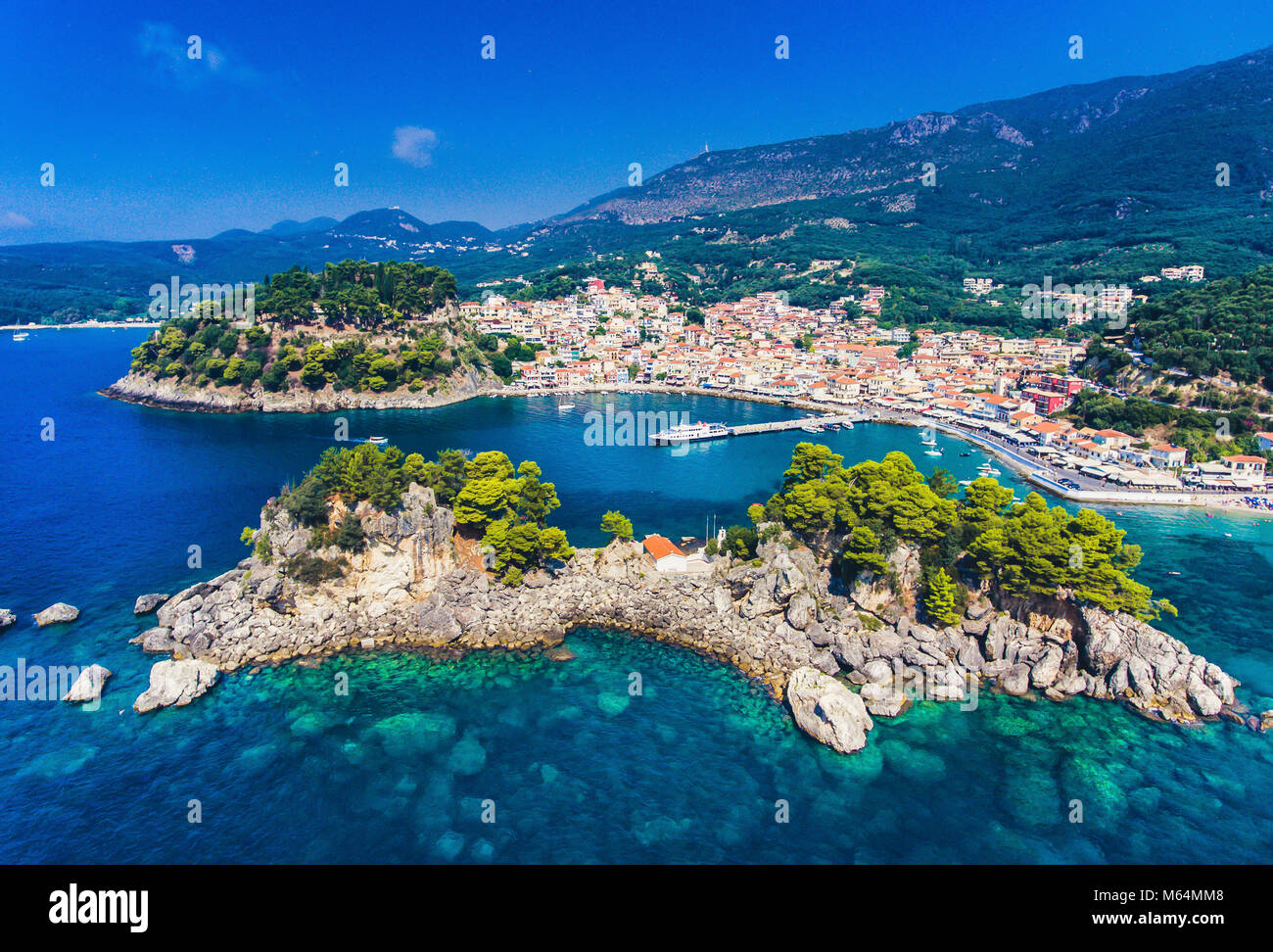 Parga und Panagia Insel Luftbild. Wichtig Reiseziel an der Ostküste von Griechenland. Stockfoto