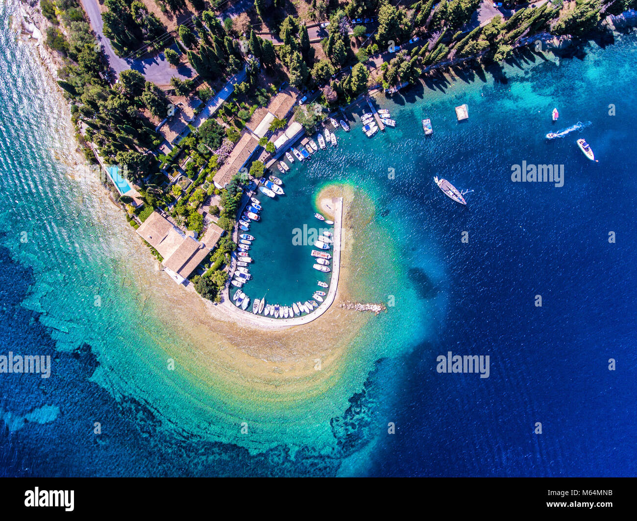 Kouloura alten Fischerdorf und dem Strand. Insel Korfu (Kerkyra), Griechenland, Europa. Fischerboote und dem klaren, blauen Wasser. Stockfoto