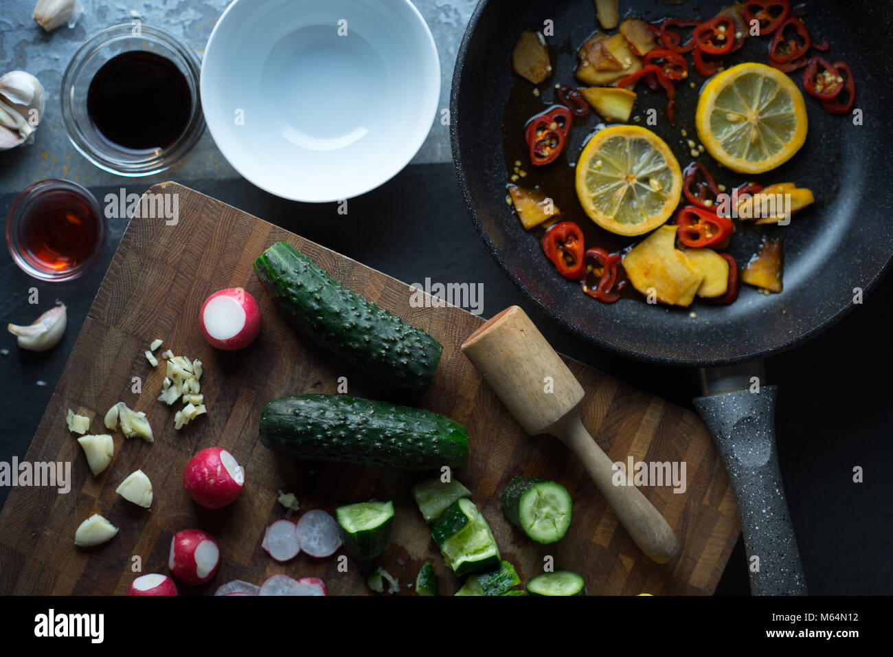Geschirr und Gemüse für die Herstellung von Sushi, Ansicht von oben horizontal Stockfoto