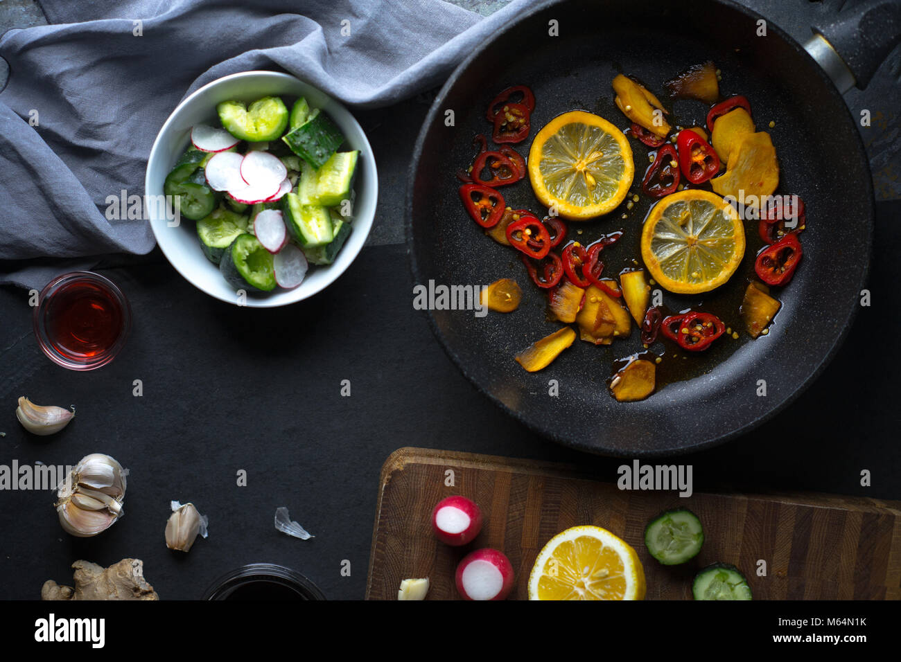 Geschirr und Gemüse für die Herstellung von Sushi freien Speicherplatz. Asiatische Küche horizontal Stockfoto
