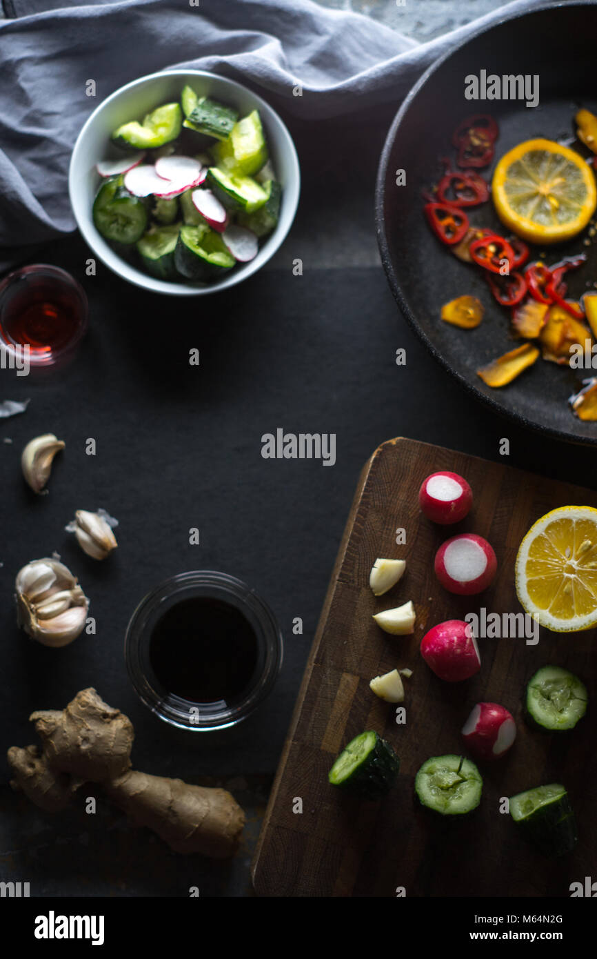 Gegenstände zum Tisch- und Küchengebrauch, Ingwer und Gemüse für die Herstellung von Sushi freien Speicherplatz. Asiatische Küche vertikale Stockfoto