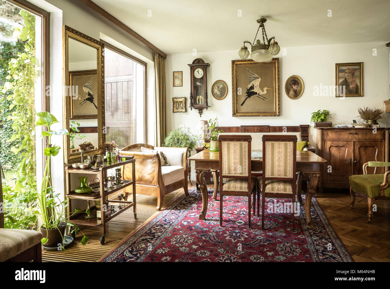 Stilvolle Wohnzimmer voller Antiquitäten Stockfoto