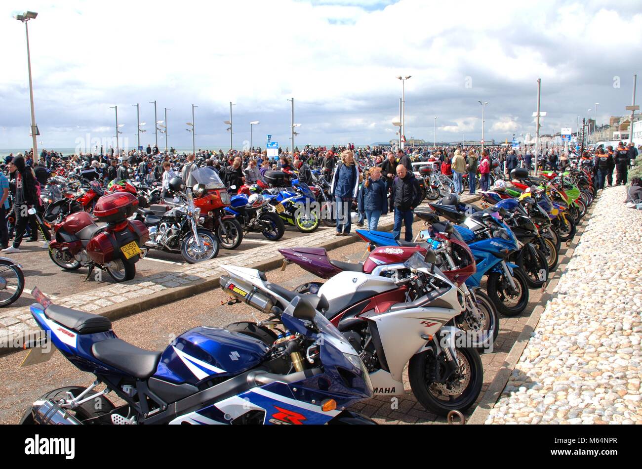 Motorräder am Meer am jährlichen Tag der Biker Rallye geparkte bei Hastings in East Sussex, England am 3. Mai 2010. Stockfoto