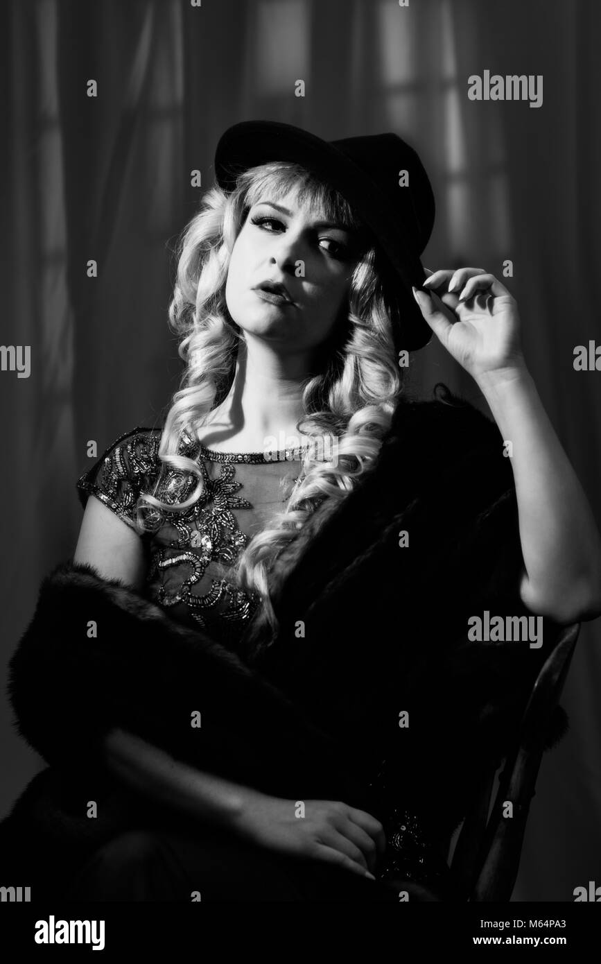 Film Noir Stil Frau bekleidet Trilby Hut Stockfoto