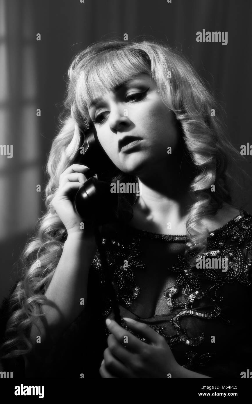 Film Noir Stil Bild der Frau am Telefon Stockfoto