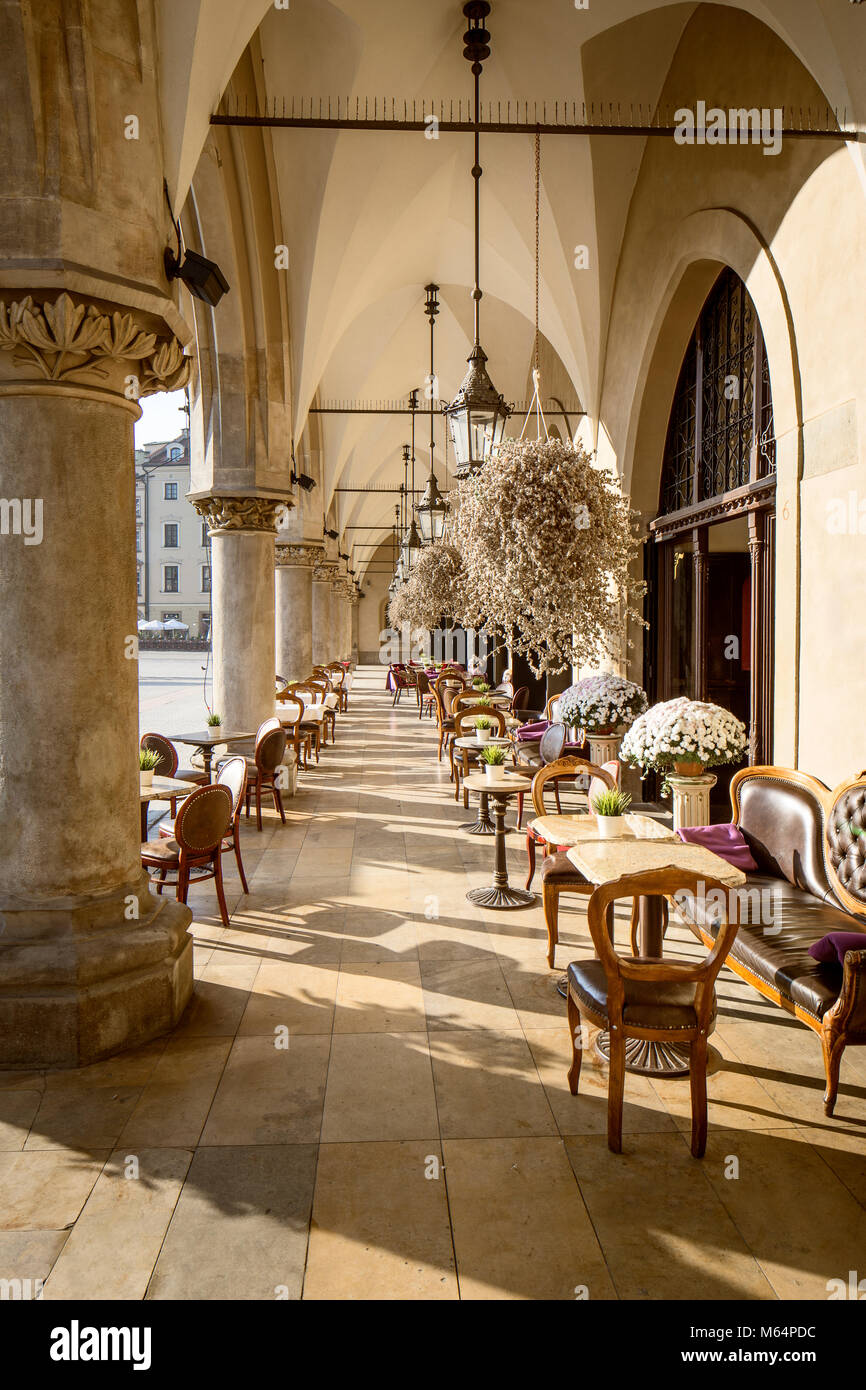 Restaurant am Marktplatz in Krakau, Polen Stockfoto