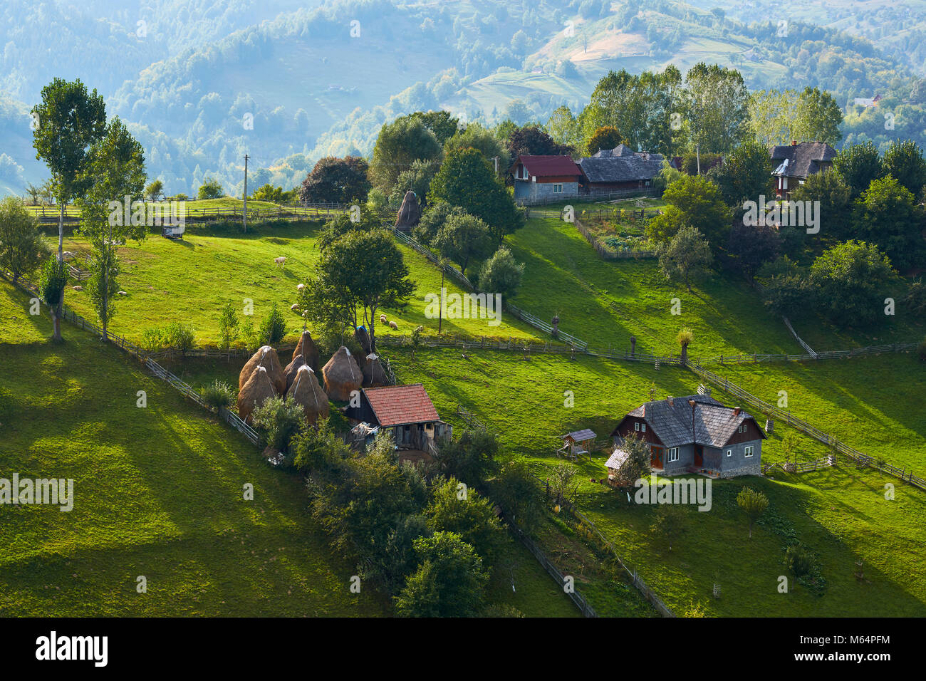 Frühling Landschaft in einem traditionellen siebenbürgischen Weiler auf einem grünen Hügel in Magura Village, Brasov, Rumänien. Stockfoto