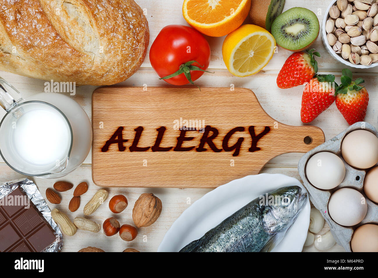 Allergie-Food-Konzept. Essen auf Holztisch Stockfoto