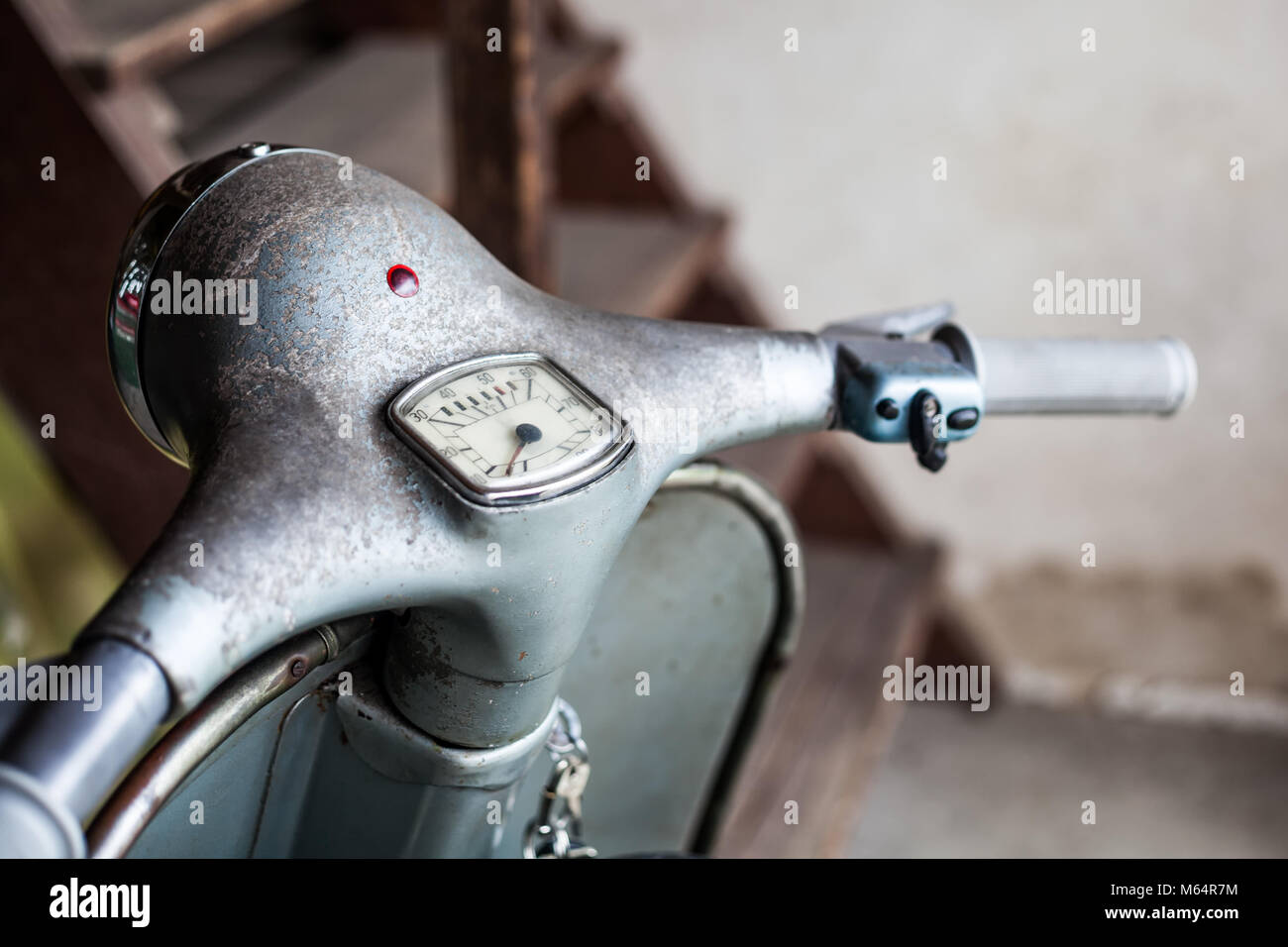 Lenker mit Tachometer und Schalter der Scheune finden Sie alte, rostige  blau-grau Original Lack italienische Motorrad Roller Stockfotografie - Alamy
