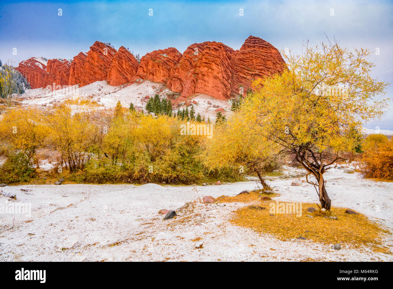 Snowy Sonnenaufgang am Sieben Stiere Formationen, Kirgisistan, Jeti Oguz Dorf, Kirizian Sandstein Stockfoto