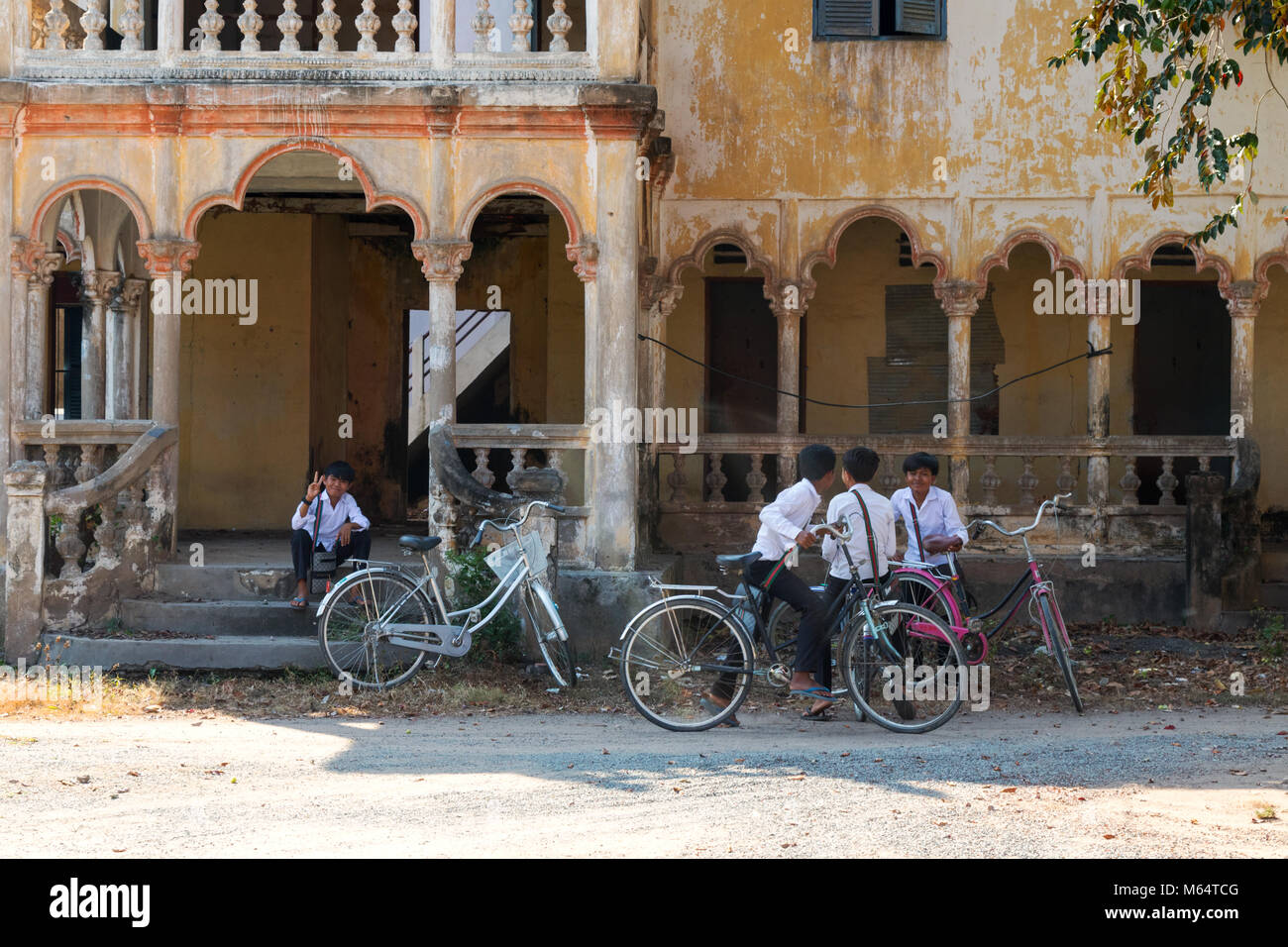 Kinder spielen im Freien eine alte französische koloniale Gebäude, Angkor Borei, Kampot province Kambodscha Asien Stockfoto