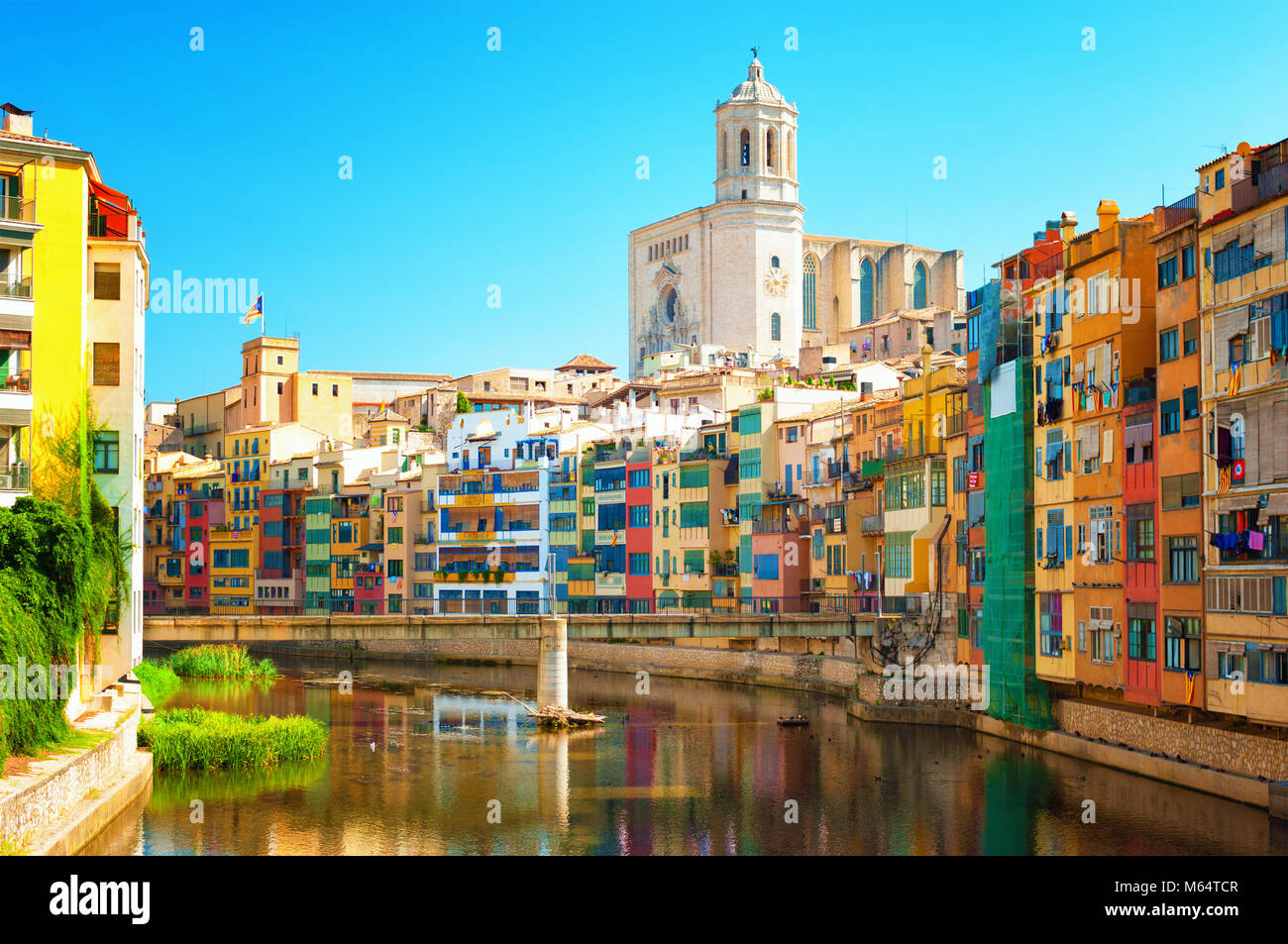 Bunte Häuser am Fluss Onyar in Girona, Katalonien, Spanien Stockfoto