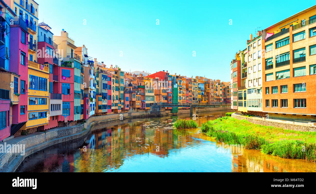 Bunte Häuser am Fluss Onyar in Girona, Katalonien, Spanien Stockfoto