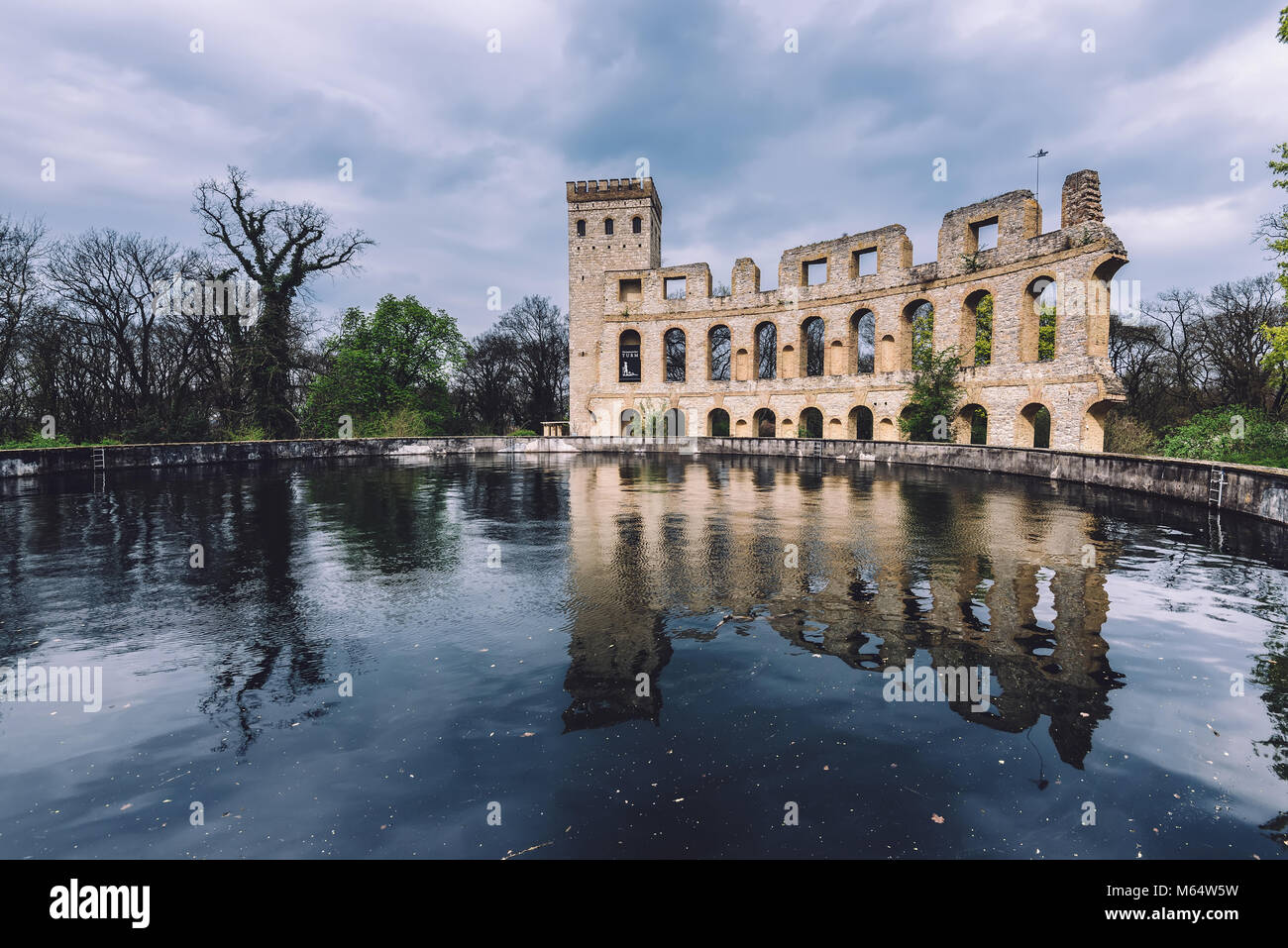 April 10th, 2017 - Potsdam, Brandenburg, Deutschland. Antike römische Theater Ruinen Bau auf Wasserbecken am Ruinenberg Hügel in Potsdam am Nieder Stockfoto