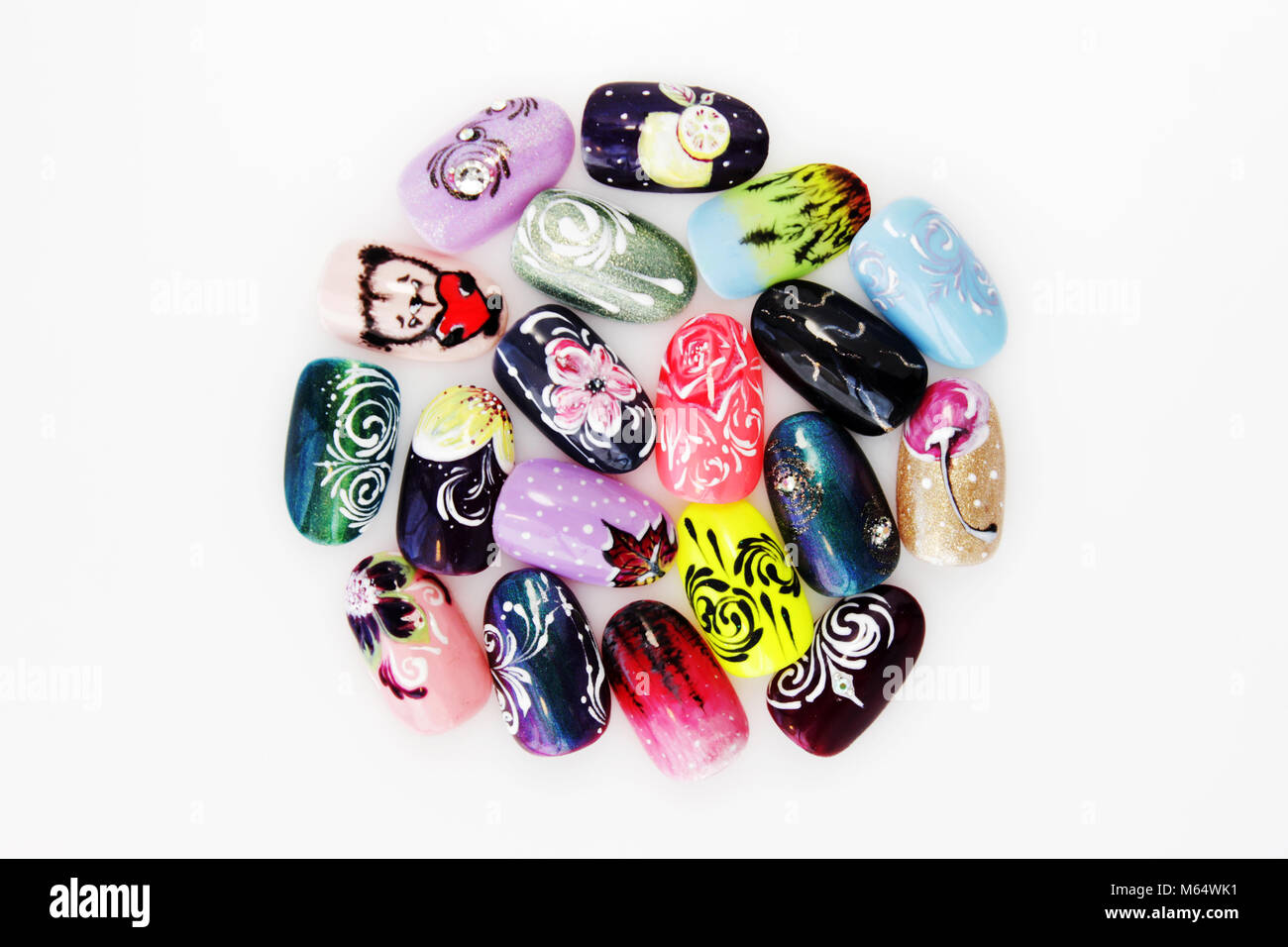 Viele Kunststoff rosa Tipps für Nagel Erweiterung und Schulung in der Anwendung Design während der Ausbildung eine Maniküre. Prozess Arbeiten in Form von Monogrammen, Durchfluss Stockfoto