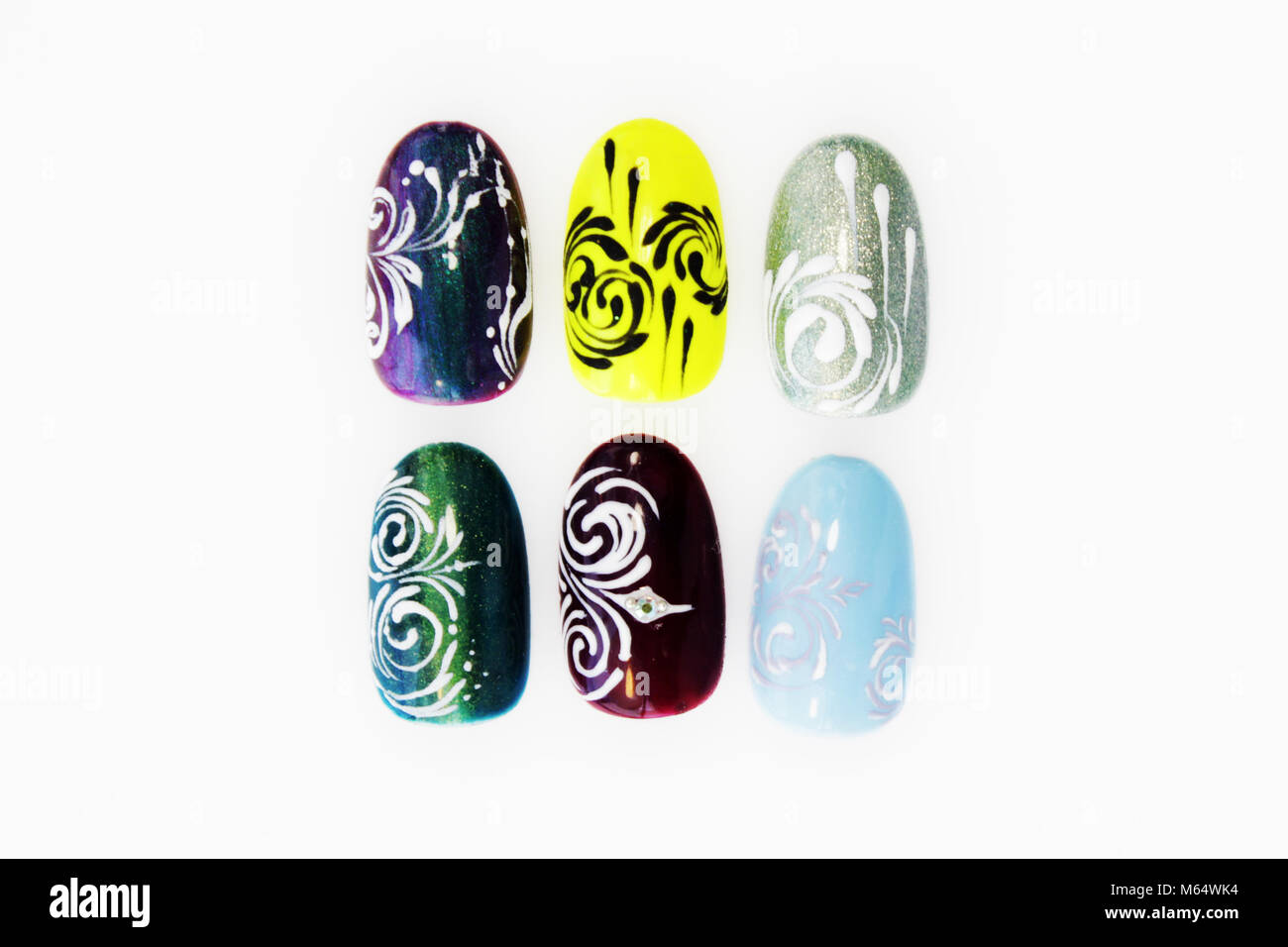 Viele Kunststoff rosa Tipps für Nagel Erweiterung und Schulung in der Anwendung Design während der Ausbildung eine Maniküre. Prozess Arbeiten in Form von Monogrammen, Durchfluss Stockfoto