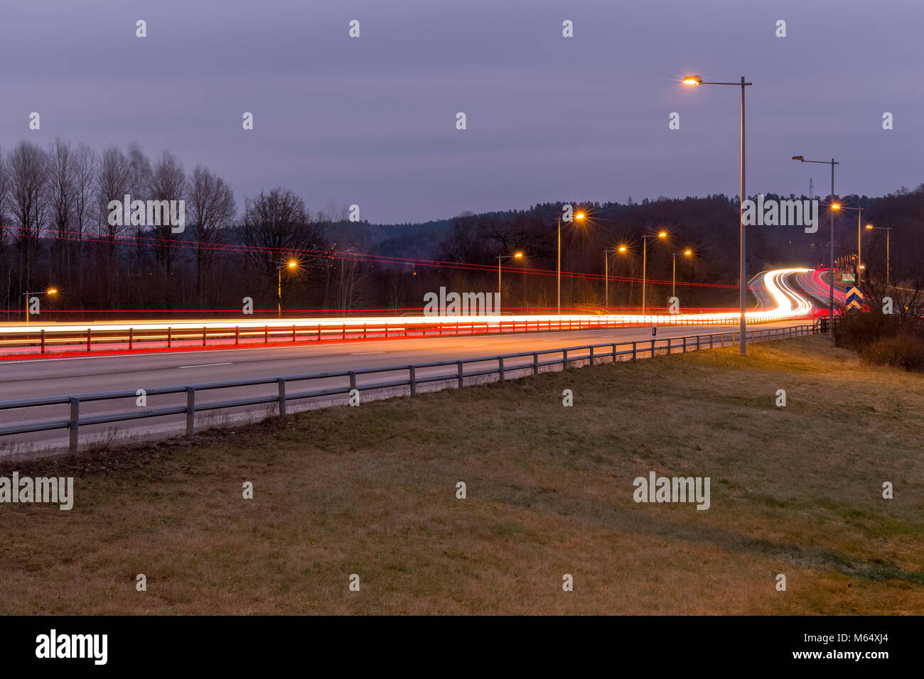 Lange Belichtung heller Trails von Verkehr auf der Autobahn Model Release: Nein Property Release: Nein. Stockfoto