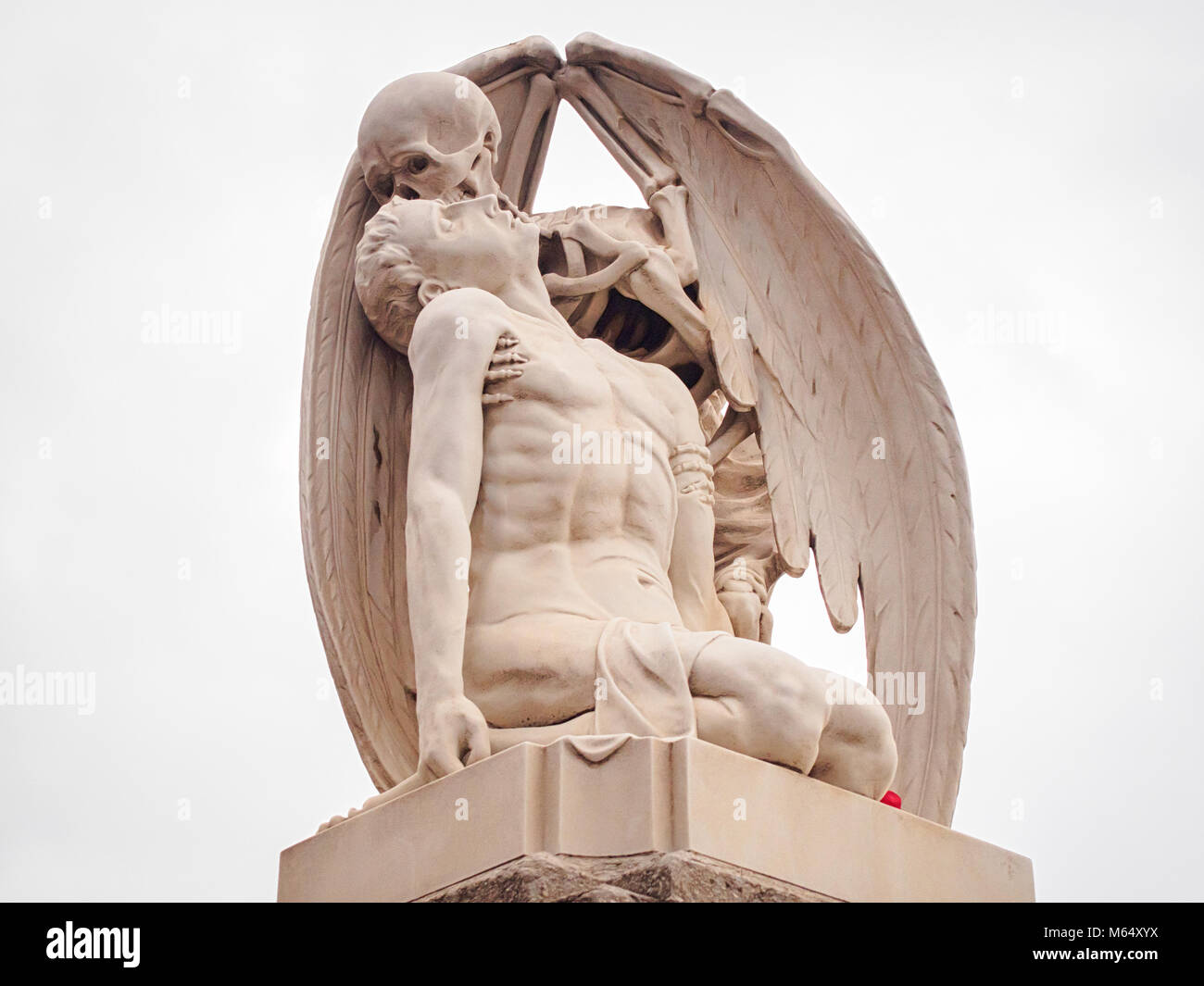 Kuß des Todes Statue von Jaume Barba und Joan Fontbernat in Poblenou Friedhof Stockfoto