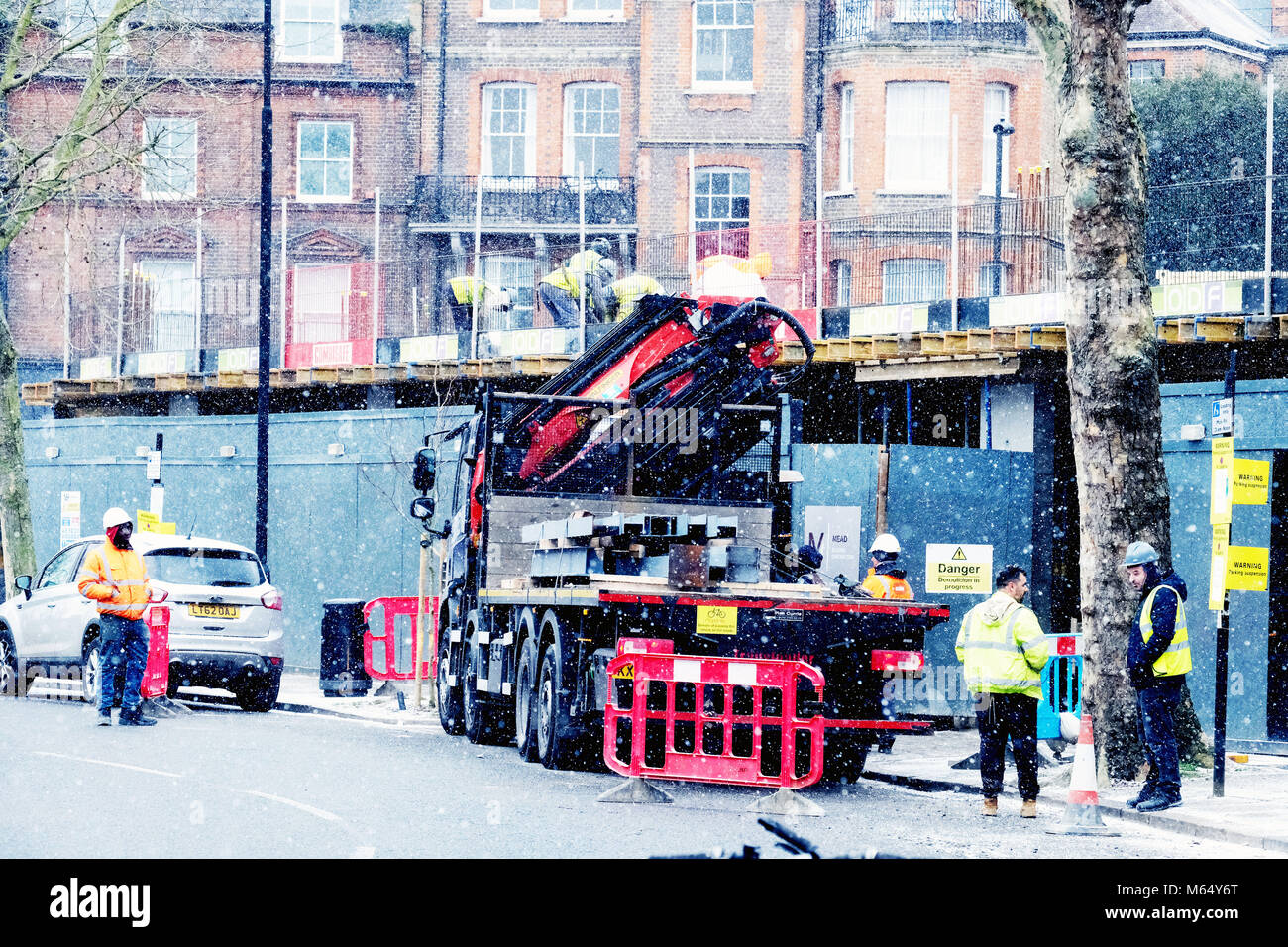 Bild zeigt: Schnee und Frost im Norden von London heute große britische Arbeiter hielt auf dieser Baustelle trotz der Schnee Bild von Stockfoto