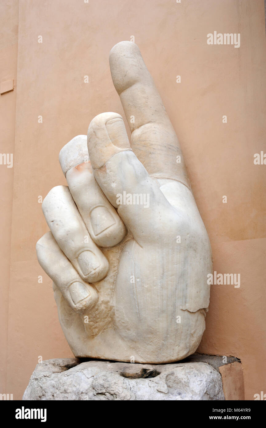 Italien, Rom, Kapitolinische Museen, Musei Capitolini, Palazzo dei Conservatori, Innenhof, kolossale Statue des römischen Kaisers Konstantin (312-315 v. Chr.) Hand Stockfoto