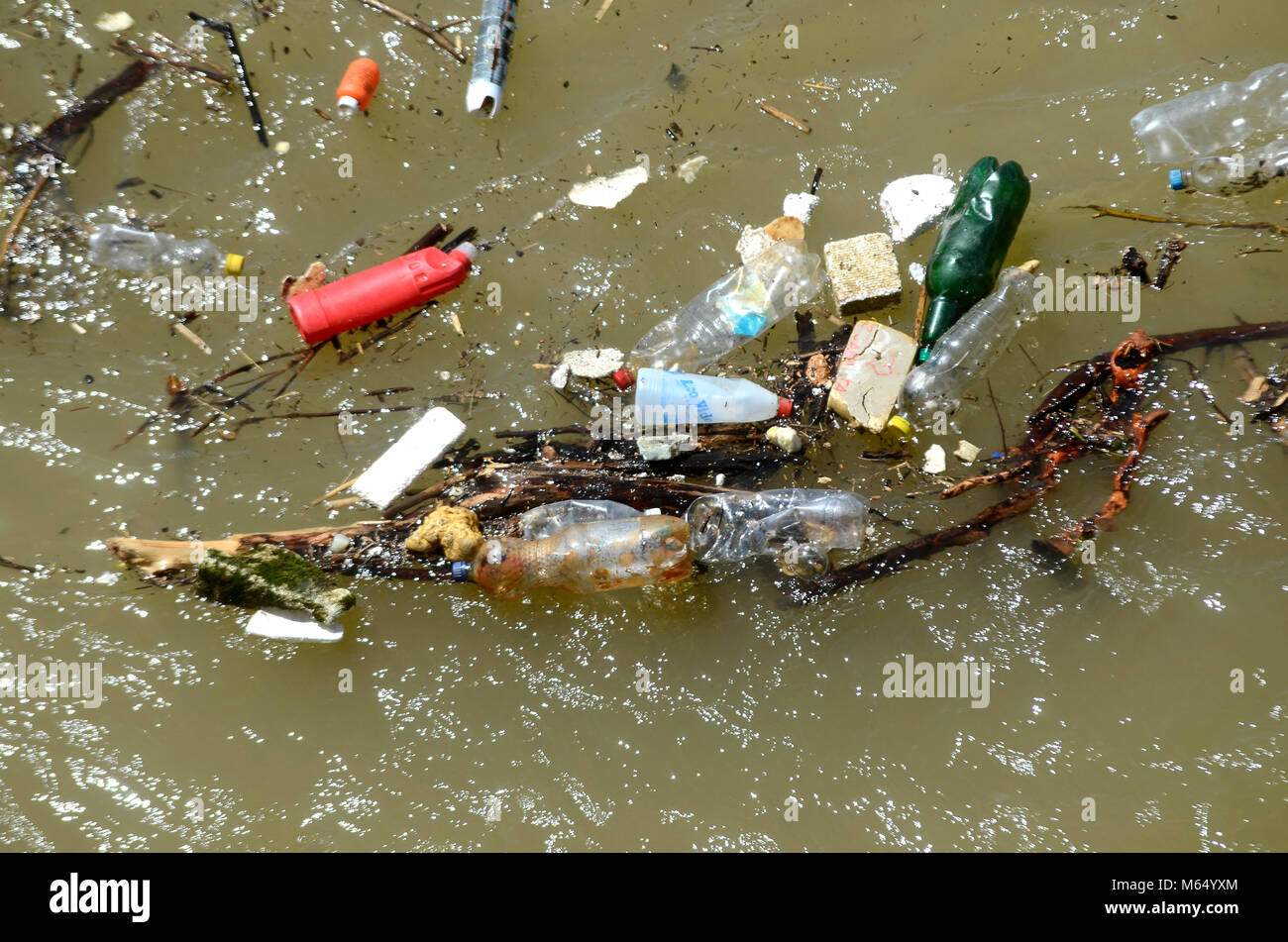 Nahaufnahme auf Müll in der verschmutzten Fluss Stockfoto