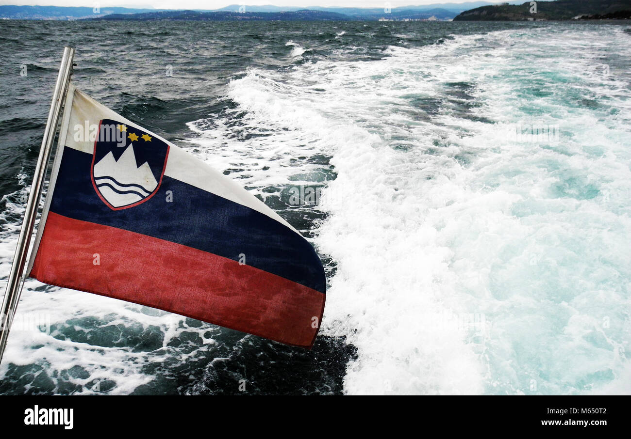 Die slowenische Flagge auf schnell das Boot auf See Stockfoto