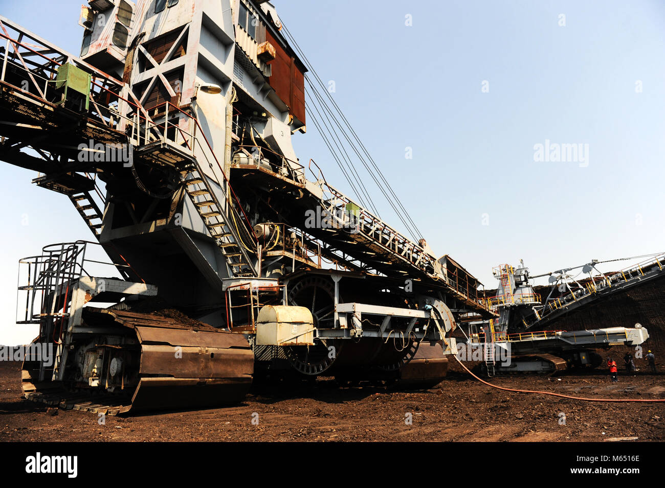 Blick auf große Oberfläche Coal Mine an einem sonnigen Tag Stockfoto