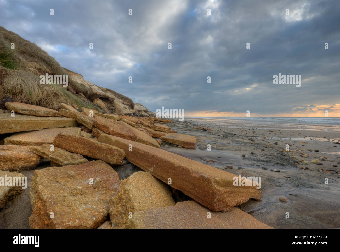 Alte Ruinen des Zweiten Weltkriegs. Auf einigen französischen Stränden, alten Ruinen des Zweiten Weltkriegs sind noch sichtbar. Allied landind Stockfoto