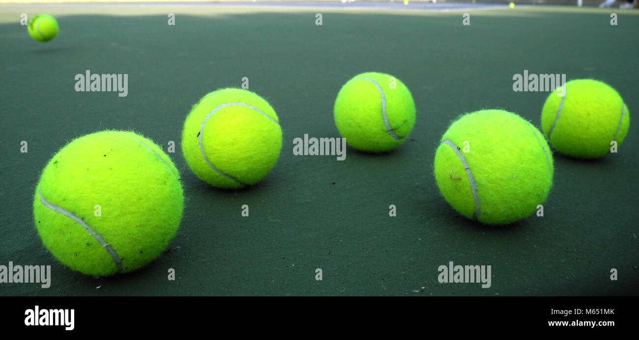 Gruppe von sechs Tennis Bälle auf Tennisplatz Stockfoto