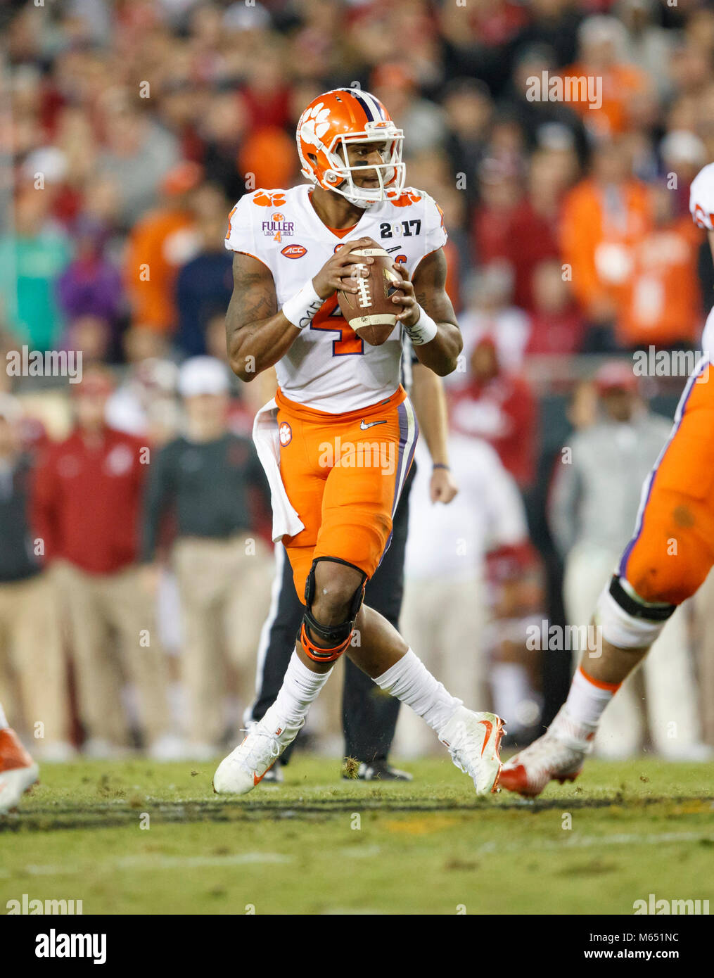 Clemson QB Deshaun Watson sieht downfield während Clemson der 35-31 Sieg über Alabama im College Football Endspiel Nationalen 2017 Meisterschaft. Stockfoto