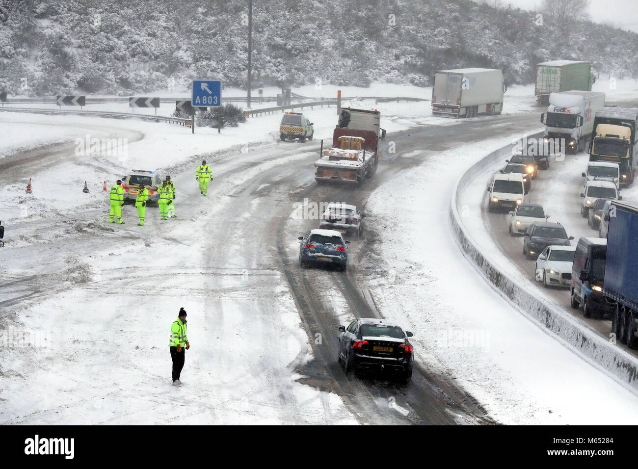 Die Polizei versucht, Autos auf den M80 Haggs in Glasgow in Bewegung zu halten, da die höchste Wetterwarnung für Schottland und Irland ausgegeben wurde, da Prognostiker vor Blizzard-ähnlichen Bedingungen warnen. Stockfoto