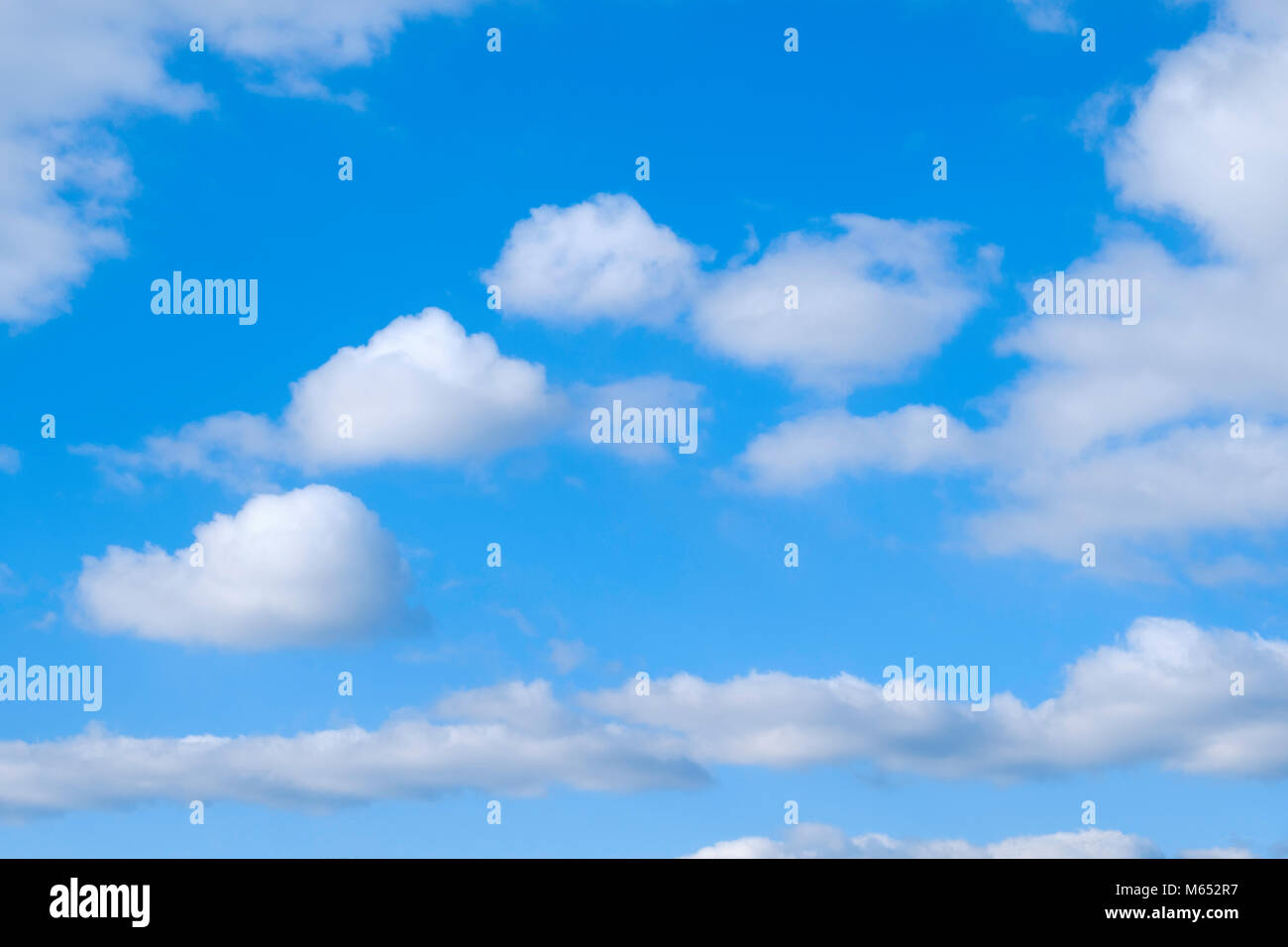 Blauen Sommerhimmel mit flauschigen weißen Cumuluswolken. Großbritannien Stockfoto