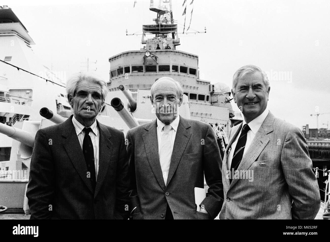 (L - r) Charles Wheeler, Robert Dougall und Bill Pertwee, der Dad's Army, auf der HMS Belfast in London. Sie helfen, die Programme der BBC anläßlich des 50. Jahrestages des Ausbruchs des Zweiten Weltkriegs starten Stockfoto