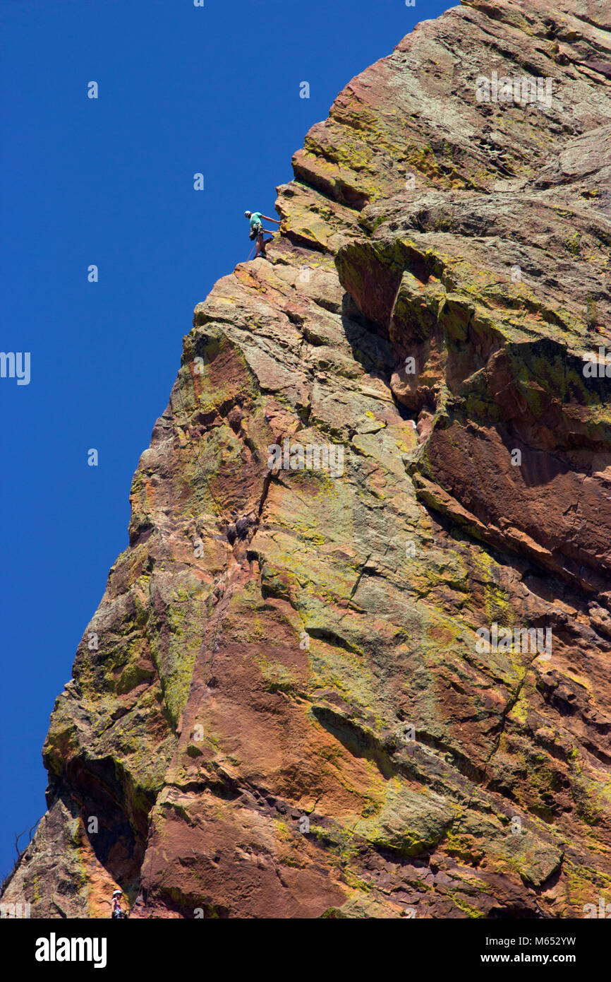 Klettern auf einer Klippe, Eldorado Canyon State Park, Colorado Stockfoto