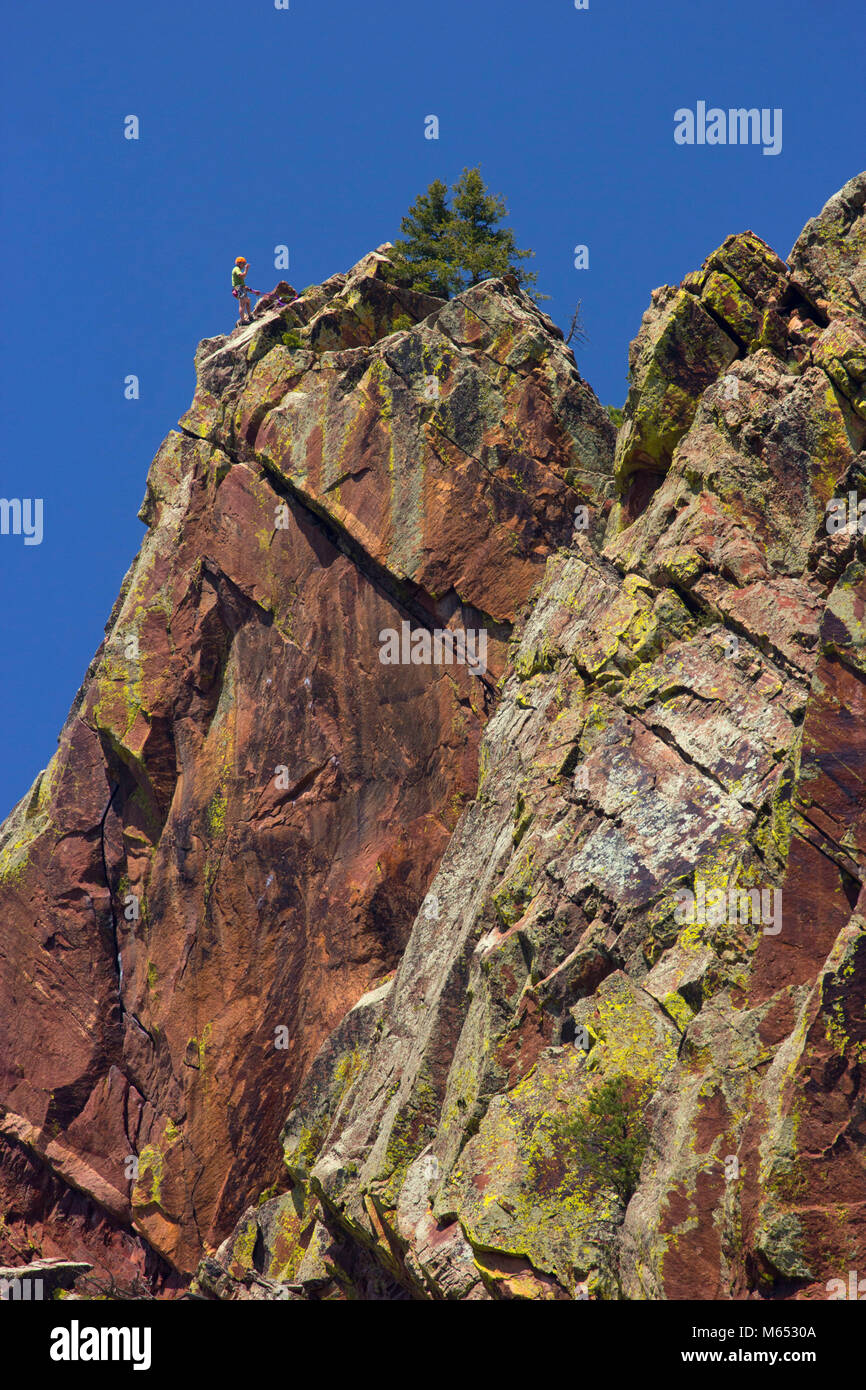 Klettern auf einer Klippe, Eldorado Canyon State Park, Colorado Stockfoto